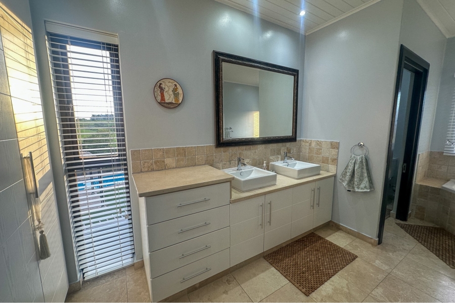 5 Bedroom Property for Sale in Oubaai Western Cape